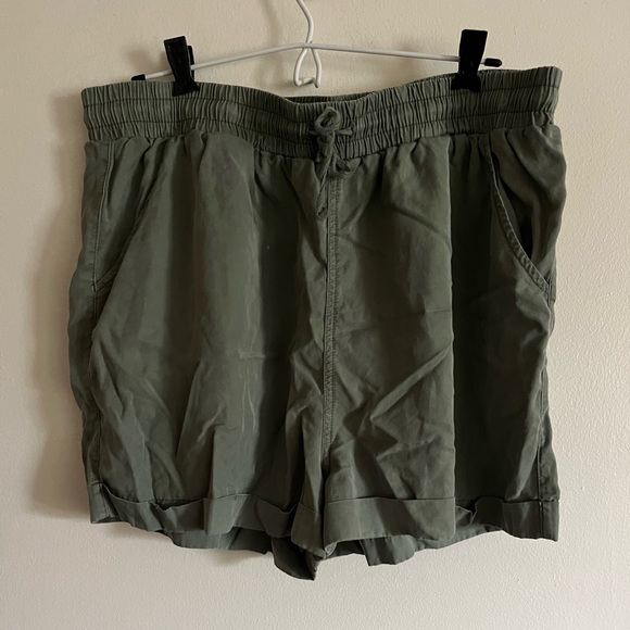 Universal Thread Green Drawstring Shorts - Picture 2 of 7